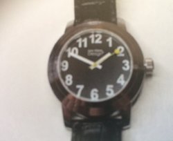 Horloge engelssprekend, zwarte cijferplaat met witte cijfers